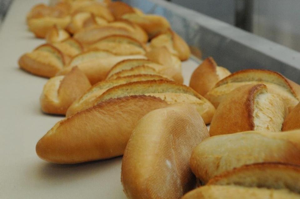 DENİZLİ'DE EKMEK VE SİMİDE ZAM DENİZLİ'DE EKMEK ÇARŞAMBA GÜNÜNDEN İTİBAREN 12 LİRA 50 KURUŞTAN SATILACAK