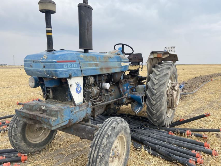 Babasının kullandığı traktörün altında can verdi
