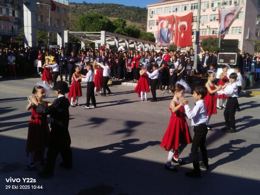 Sıdıka İlkokulu Öğrencilerinden Cumhuriyet Valsi