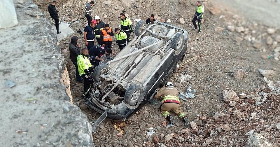 Ters dönen aracın sürücü yaralandı