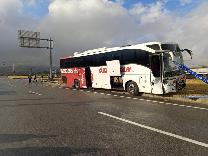 YOLCU OTOBÜSÜ İLE TRAKTÖR ÇARPIŞTI: 1 ÖLÜ 1 YARALI
