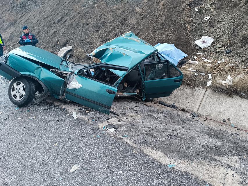 TOKAT'TA TIR İLE OTOMOBİL ÇARPIŞTI: 2 ÖLÜ, 1 YARALI