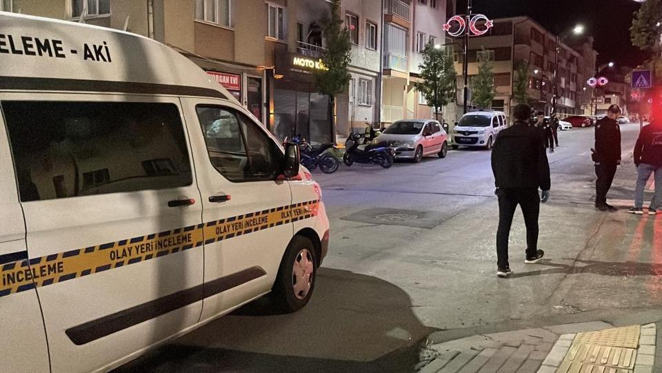 Cadde ortasında kanlı hesaplaşma! 4 kişi bıçaklandı