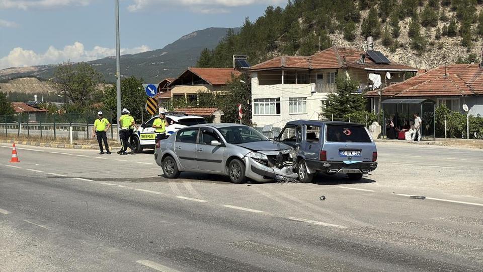 Otomobiller çarpıştı: 2'si çocuk 6 yaralı