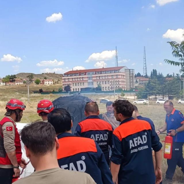 Okul önünde alev alan araca AFAD ekiplerinden hızlı müdahale