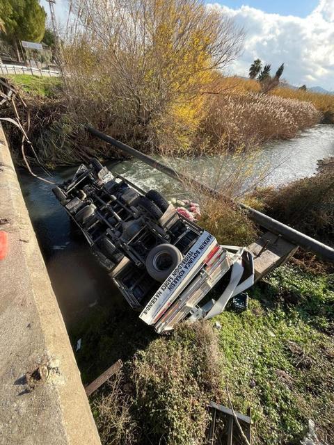 Kamyon dereye devrildi