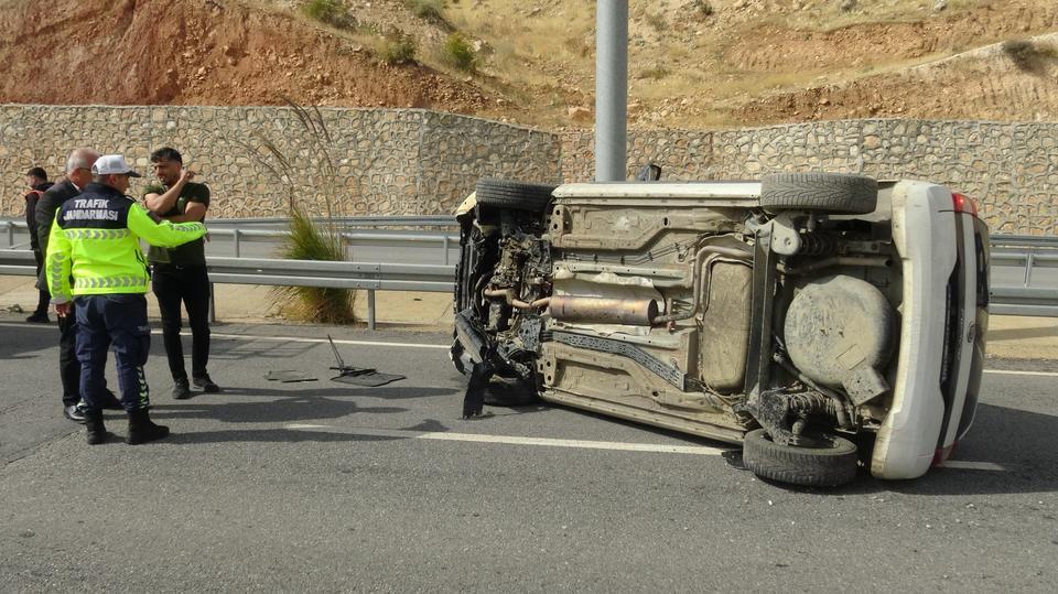 Takla atan otomobilden burnu bile kanamadan çıktı