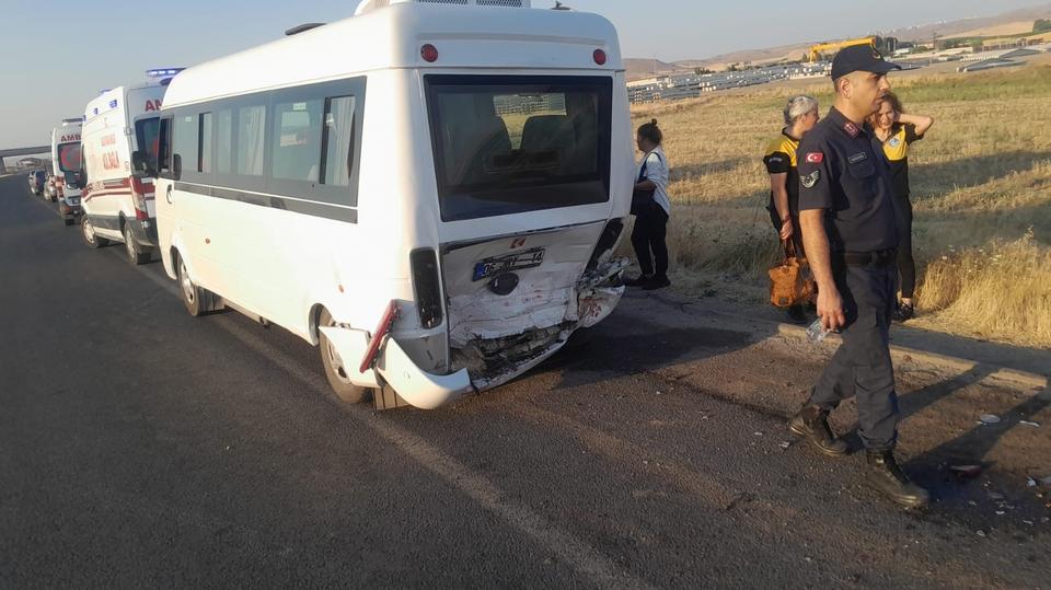Otomobil işçi servisine  çarptı: 1 ölü, 12 yaralı