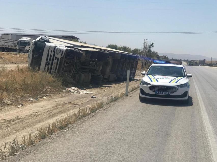 Kontrolden çıkan tır devrildi