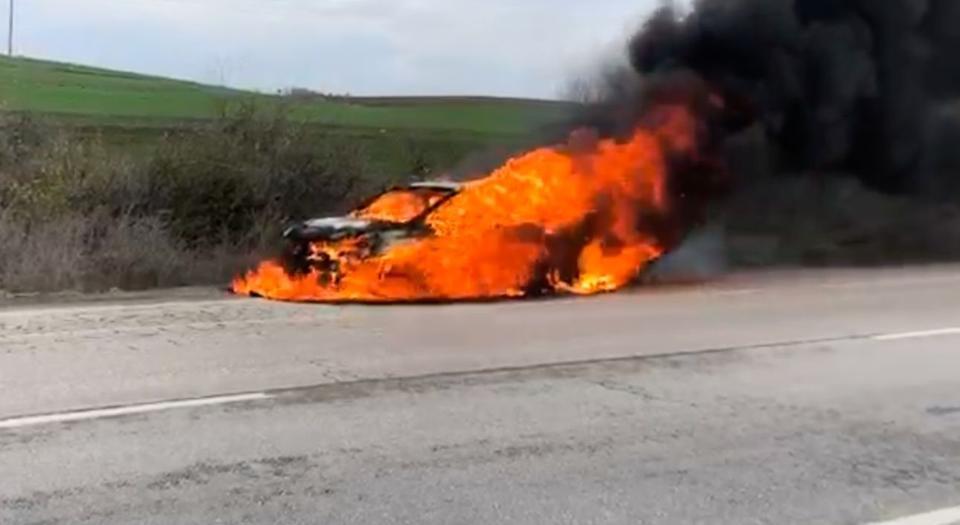 Seyir halindeki otomobil alev aldı