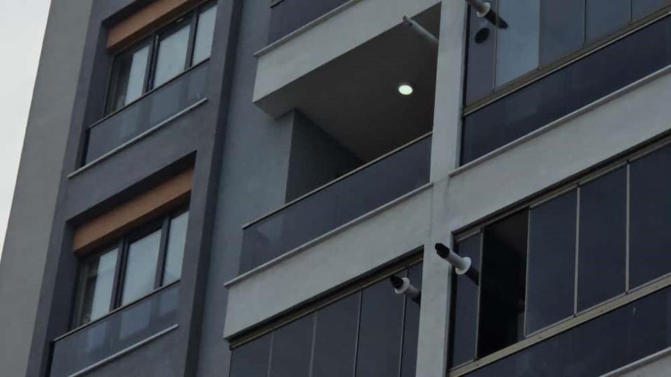 Yaşlı kadın dördüncü kattan makam aracının üzerine düştü