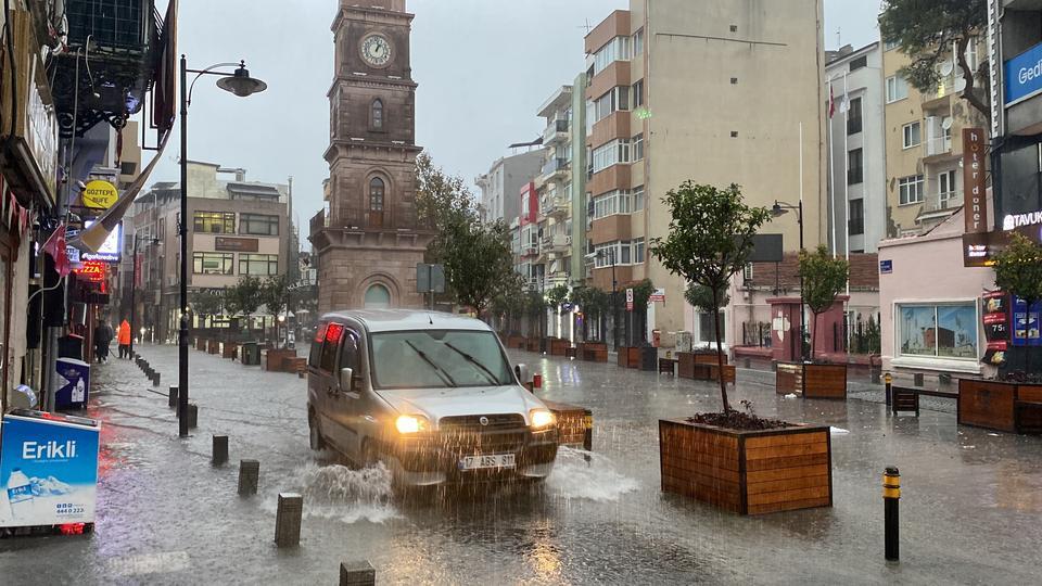 ÇANAKKALE'DE CADDE VE SOKAKLAR GÖLE DÖNDÜ