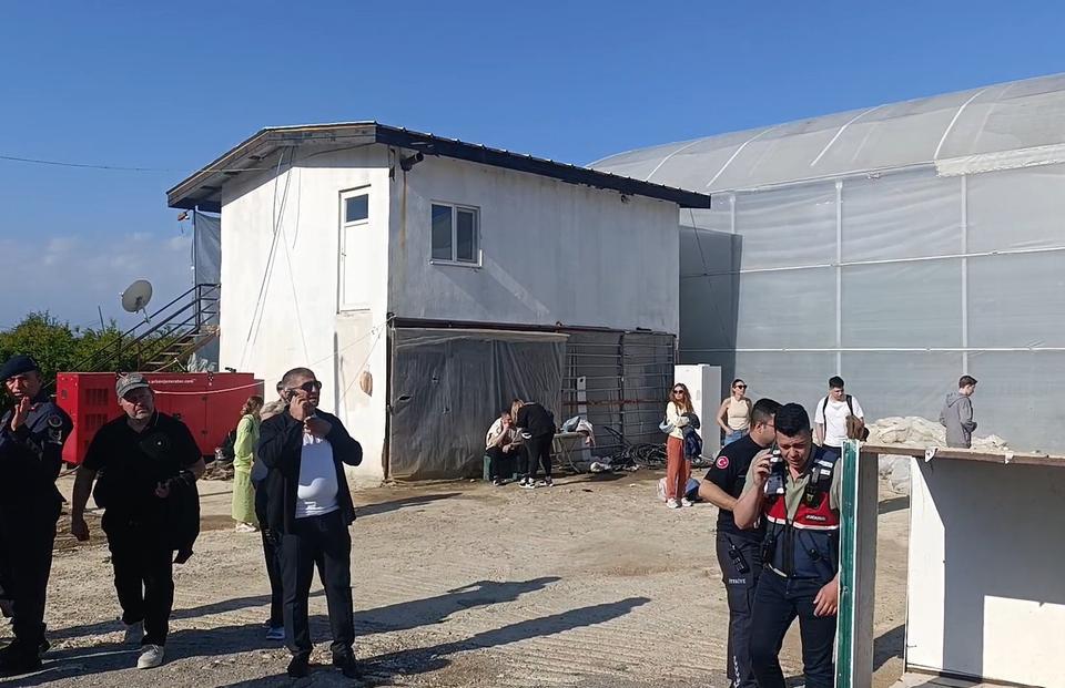 ANTALYA'DA TUR MİDİBÜSÜ DEVRİLDİ, RUS UYRUKLU 18 TURİST YARALANDI