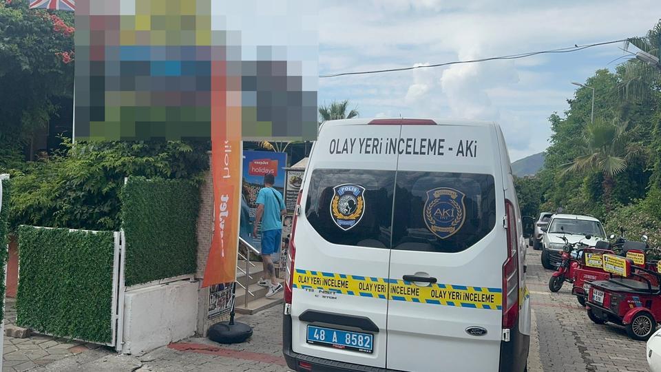 Apartın çatı katından düşen İngiliz turist hayatını kaybetti
