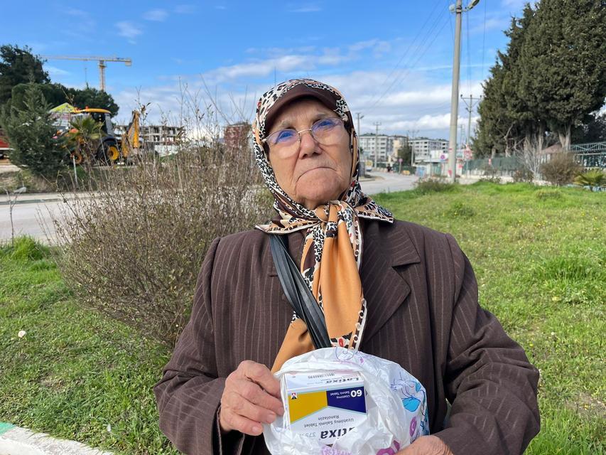 SATTIĞI BAHÇESİNDEKİ KONTEYNIRINI GERİ ALDI, 88 YAŞINDA CEZAEVİNE GİRDİ 80 YAŞINDAKİ KADIN; EŞİNİ BİR TORBA İLAÇLA CEZAEVİNE UĞURLADI