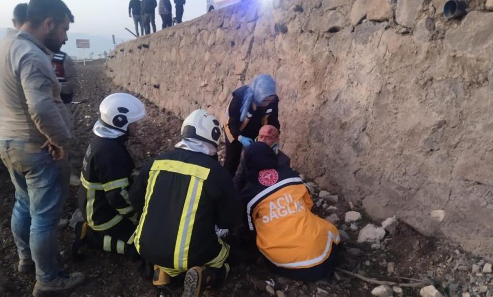 Otomobil tarlaya uçtu