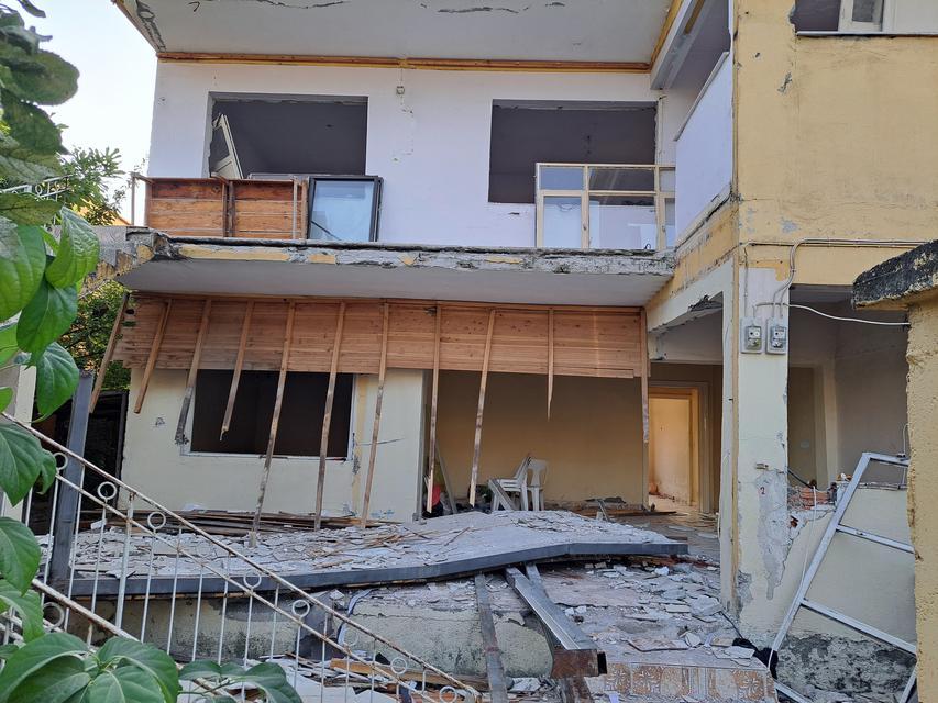 HASARLI EVİN ÇÖKEN BALKONUNUN ALTINDA KALAN 2 KİŞİ ÖLDÜ