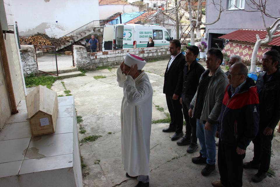 ÖZ BABALARI TARAFINDAN ÖLDÜRÜLEN BEBEKLER AYNI TABUTTA TAŞINDI YAN YANA GÖMÜLEN BEBEKLERE MEZARDA İSİMLERİ VERİLDİ AĞABEY VEFA KESKİN, BABASININ ÖLDÜRÜP GÖMDÜĞÜ 2 KARDEŞİ DAHA OLDUĞUNU İLERİ SÜRDÜ