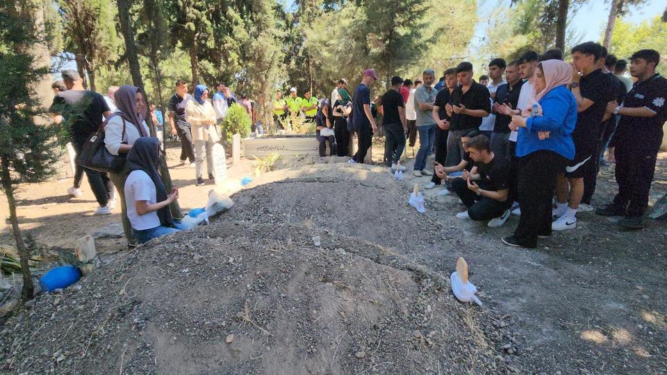 TRAFİK KAZASINDA HAYATINI KAYBEDEN POLİS VE AİLESİ TOPRAĞA VERİLDİ AYNI AİLEDEN 3 KİŞİNİN CENAZESİNE KATILANLAR GÖZYAŞLARINA BOĞULDU