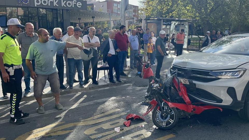 İki otomobilin arasında kağıt gibi ezildi