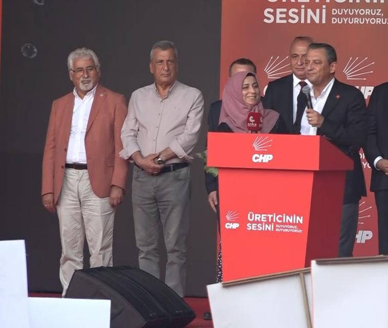 ÖZGÜR ÖZEL'E PROTESTOCU DİYE TANITILAN KADIN BELEDİYE BAŞKANININ EŞİ ÇIKTI ÖNCE TRAKTÖR ÜSTÜNDE POZ VERDİ, SONRA SAHNEDE FISTIK DALI UZATTI