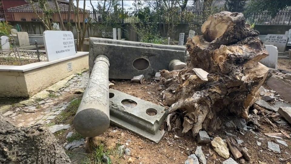 Fırtınada devrilen ağaçlar mezarlara zarar verdi