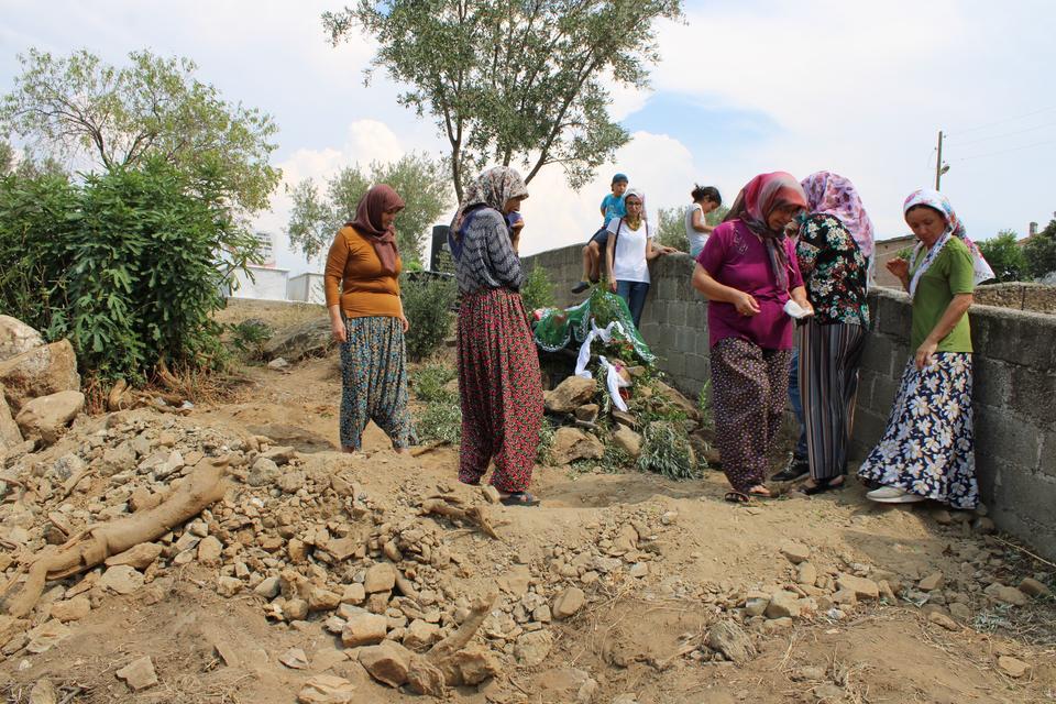 İKİ AY ÖNCE NEJLA'NIN EVLİLİĞİ İÇİN TOPLANAN SEVENLERİ, BU DEFA CENAZESİ İÇİN TOPLANDI KOCASI TARAFINDAN KESİLEREK HUNHARCA ÖLDÜRÜLEN NEJLA GELİN, GÖZYAŞLARI ARASINDA TOPRAĞA VERİLDİ NEJLA'NIN ANNESİ VE BABASI KATİLİN EN AĞIR ŞEKİLDE CEZALANDIRILMASINI İSTERKEN, BAZI YAKINLARI İSE KATİL DAMADIN EVLİLİĞİNE İZİN VEREN HEKİMLERE TEPKİ GÖSTERDİ