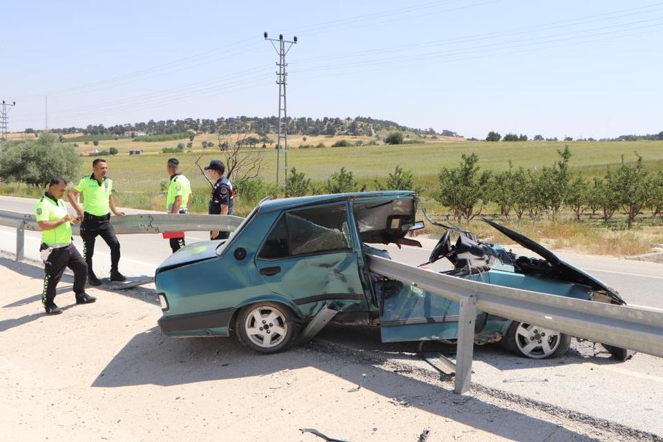 Tofaş bariyerlere ok gibi saplandı