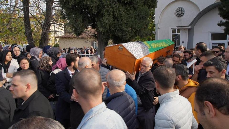 Yüksekten düşerek ölen avukat son yolculuğuna uğurlandı