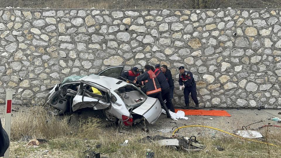 ÇORUM'DA OTOMOBİL İLE CİP ÇARPIŞTI: 4 ÖLÜ, 2 YARALI