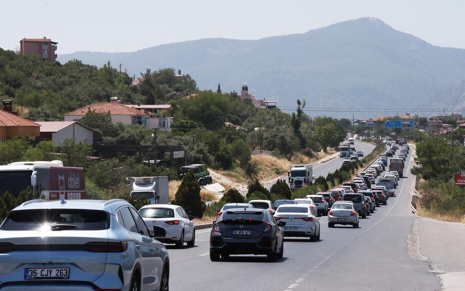 ARAÇ KUYRUĞUNUN BİR UCU AYDIN, DİĞER UCU MUĞLA'DA AYDIN-MUĞLA KARAYOLU TIKANDI 60 KİLOMETRE ARAÇ KUYRUĞU
