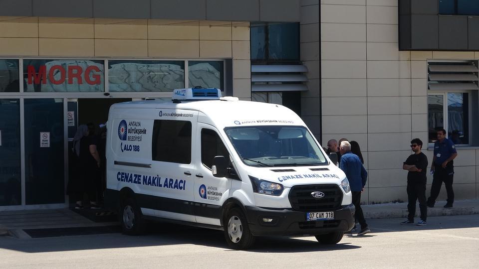 EVİNDE ÖLÜ OLARAK BULUNAN 7 AYLIK HAMİLE HEMŞİRE İÇİN GÖZYAŞLARI SEL OLDU GÖREV YAPTIĞI HASTANEDE DÜZENLENEN TÖRENLE SON YOLCULUĞUNA UĞURLANDI