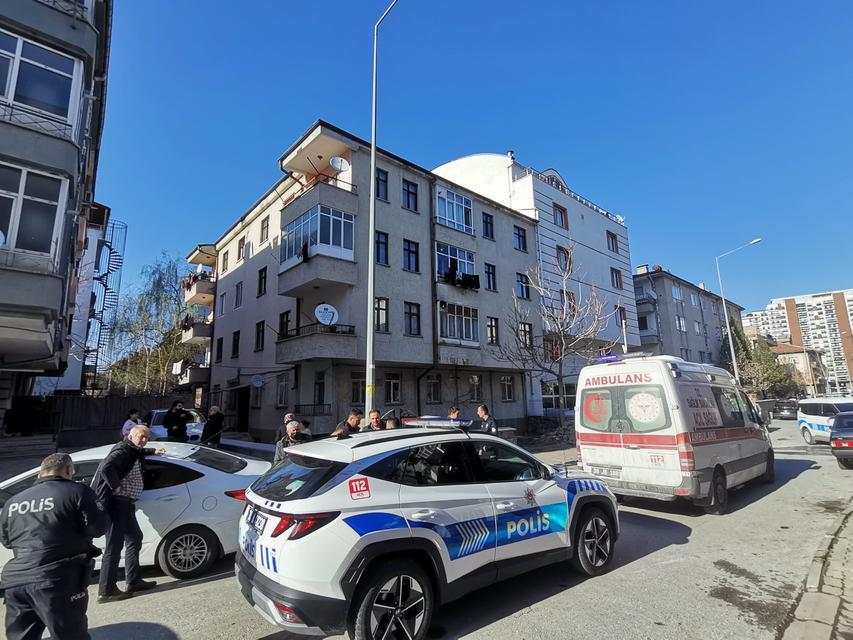GENÇ KIZ ANNESİNİ DEFALARCA BIÇAKLAYARAK ÖLDÜRDÜ