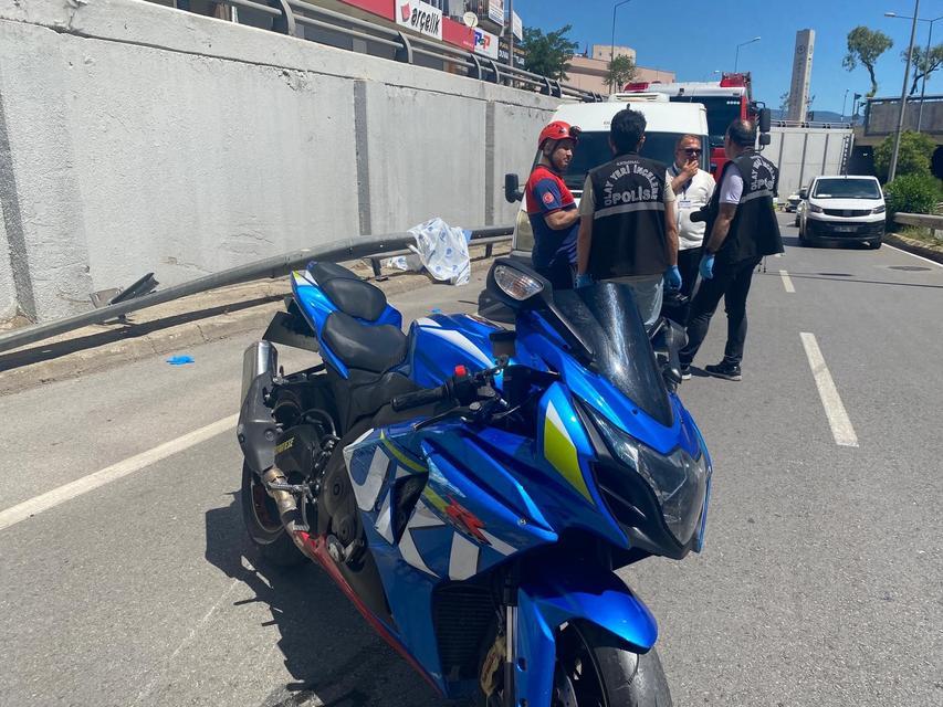 Demir bariyere çarpan motosikletin sürücüsü hayatını kaybetti