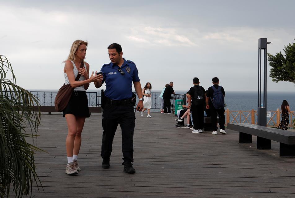 Kaybolan akıllı kol saatini GPRS ile takip eden Rus turist, polis ekipleriyle baskın yaptı