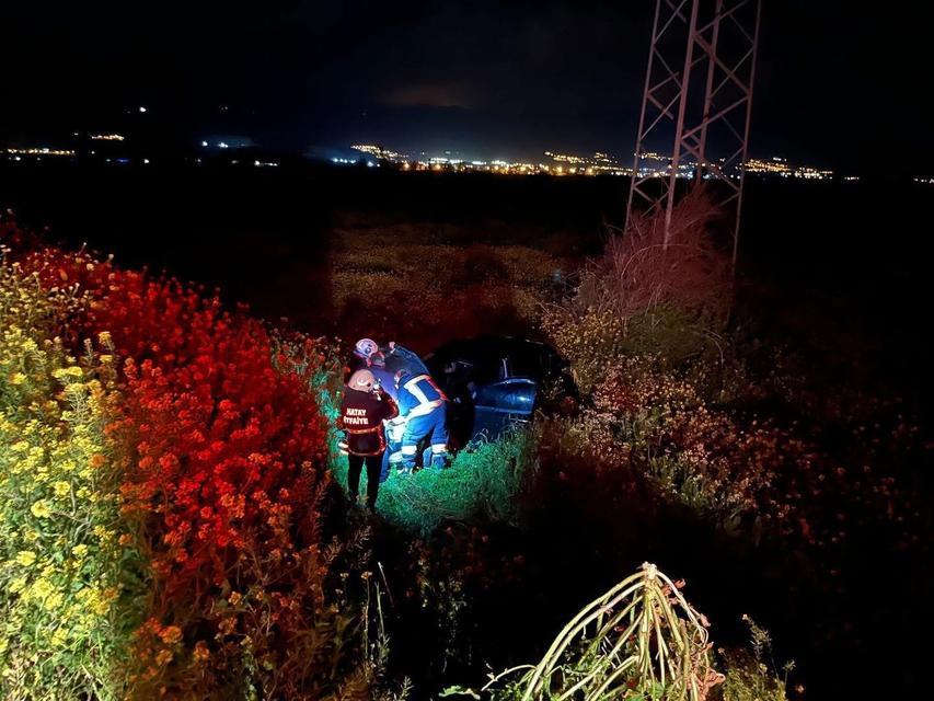 Tarlaya uçan otomobilin sürücüsü yaralandı