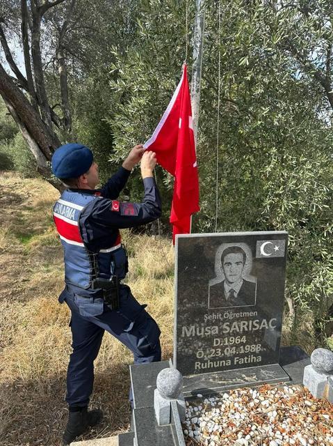 Aydınlı şehit öğretmenin kabri temizlenip Türk Bayrağı yenilendi