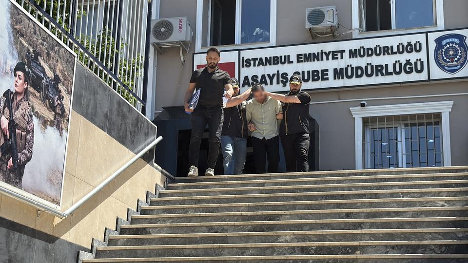 BAŞAKŞEHİR'DE BOŞ ARAZİDE TAŞLA ÖLDÜRÜLMÜŞ KADIN CİNAYETİNDE YENİ DETAYLAR ORTAYA ÇIKTI ŞÜPHELİ SUÇLAMALARI REDDETTİ, BOYNUNDAKİ ARBEDE İZLERİ KENDİSİNİ ELE VERDİ CİNAYET İTİRAFI: "BAŞINA TAŞLA VURDUM, ÖLMEYİNCE ELİME GEÇİRDİĞİM İPLE BOĞDUM" KADININ ÖLMEDEN ÖNCEKİ SON GÖRÜNTÜSÜ ORTAYA ÇIKTI