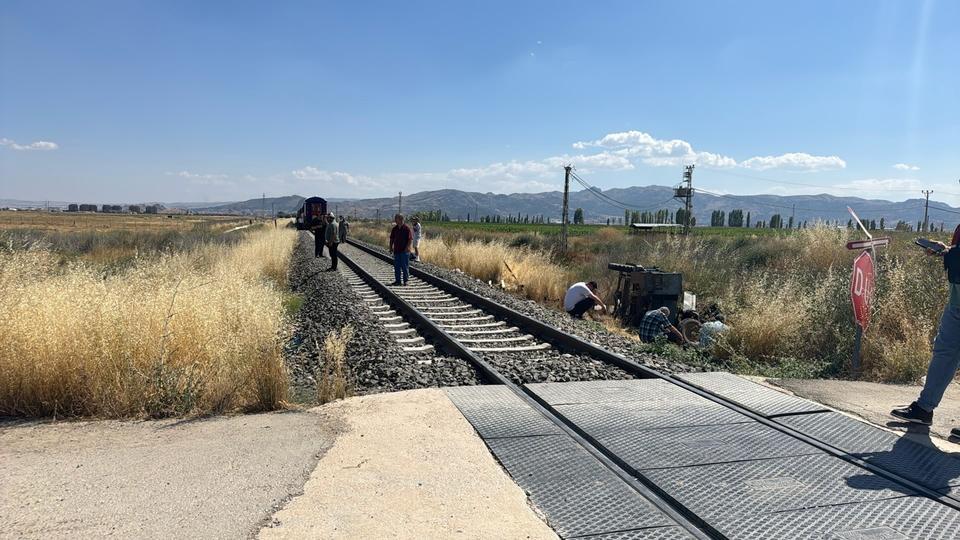 Hemzemin geçitte tren pat pata çarptı: 1 ölü, 2 yaralı