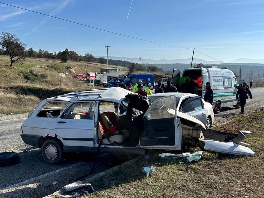 İki otomobilin çarpıştığı kazada yaşlı çift hayatını kaybetti
