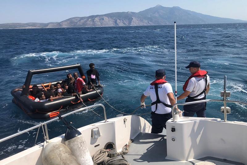 Kuşadası açıklarında göçmen operasyonu: 25 kişi kurtarıldı