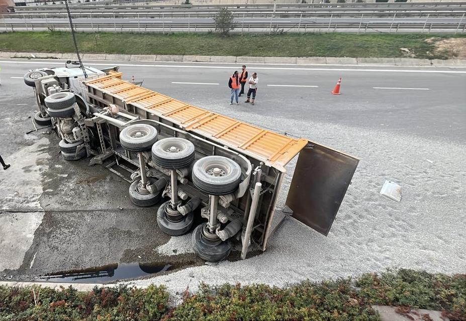 Mıcır yüklü kamyon devrildi: 1 yaralı