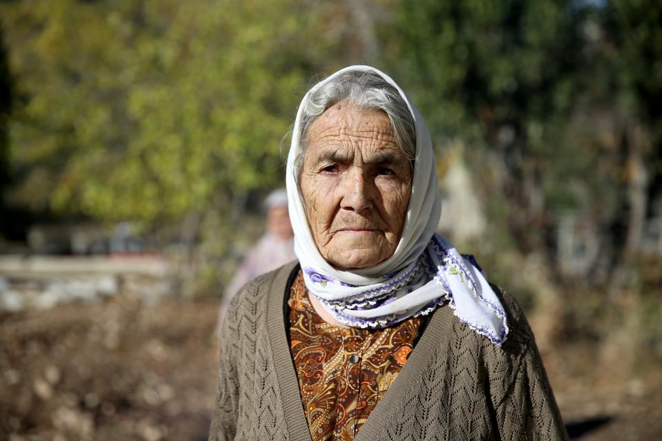 Dağlardan toplanan defne meyveleri geleneksel yöntemle yağa dönüştürülüyor