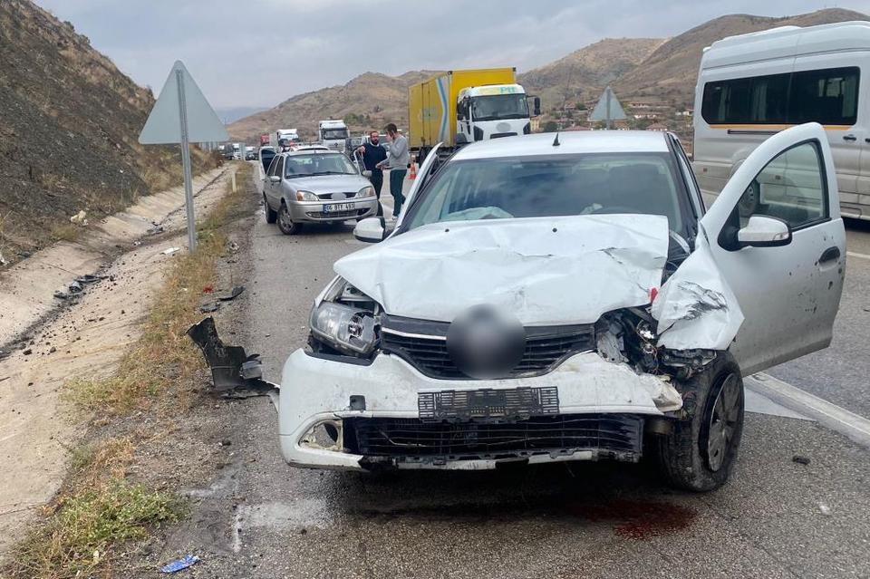 İki otomobil çarpıştı: 4 yaralı