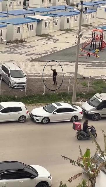PARK HALİNDEKİ ARACIN CAMINA KALDIRIM TAŞI FIRLATTI