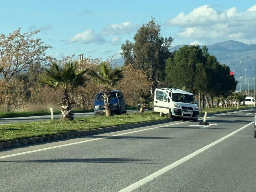 Aydın’da iki otomobil refüje uçtu