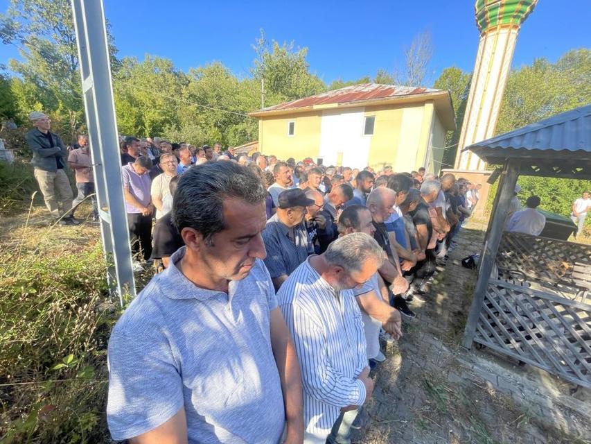 Kestiği ağacın altında kalarak kalp krizi geçirdi