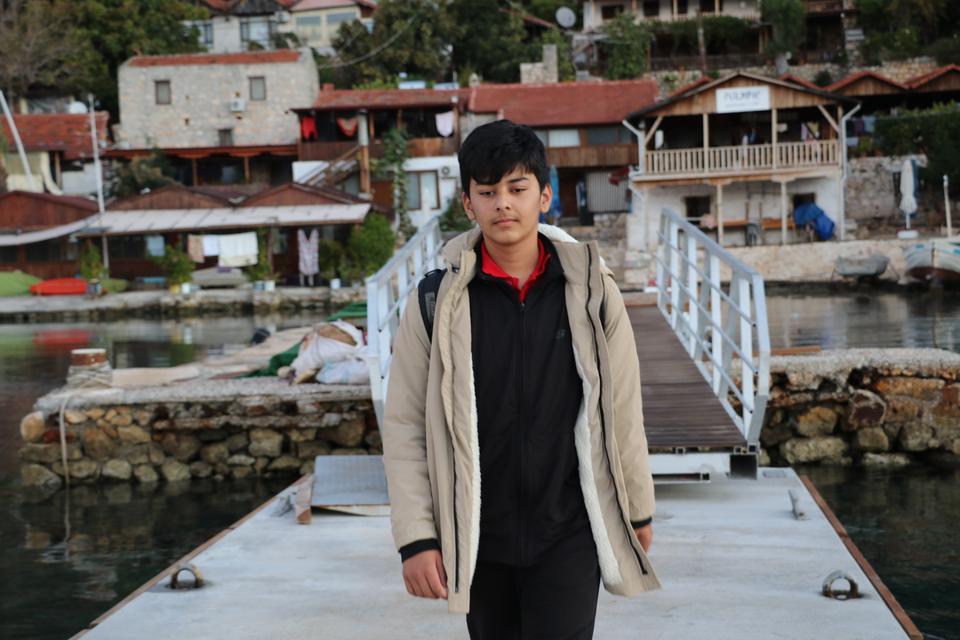 ANTALYA'DAN EĞİTİME YELKEN AÇAN TEKNE, BİR ÇOCUĞUN HAYALLERİNİ TAŞIYOR TEK ÖĞRENCİ İÇİN MAVİ YOLCULUK GİBİ OKUL SERVİSİ TEKNE İLE EVİNDEN ALINIP OKULA GÖTÜRÜLÜYOR DENİZ VE KARA SERVİSİNİ DEVLET KARŞILIYOR DENİZ YOLUYLA TARİHİN VE MAVİNİN İÇİNDEN KISKANDIRAN TAŞIMALI SİSTEM