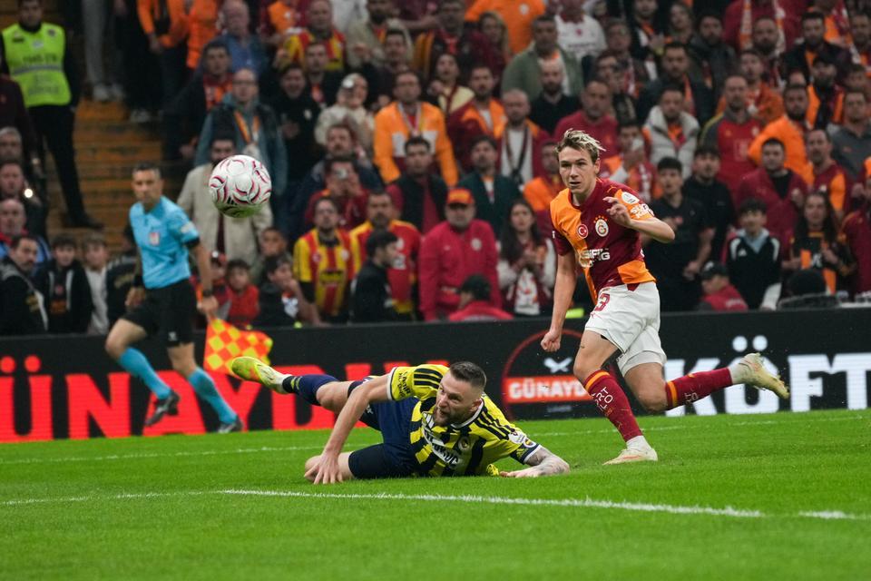 Galatasaray, sahasında Fenerbahçe'yi 2-1 mağlup etti