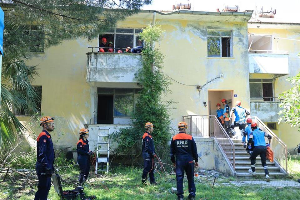 Çine’de enkaz altında kalanlar için zamanla yarıştılar